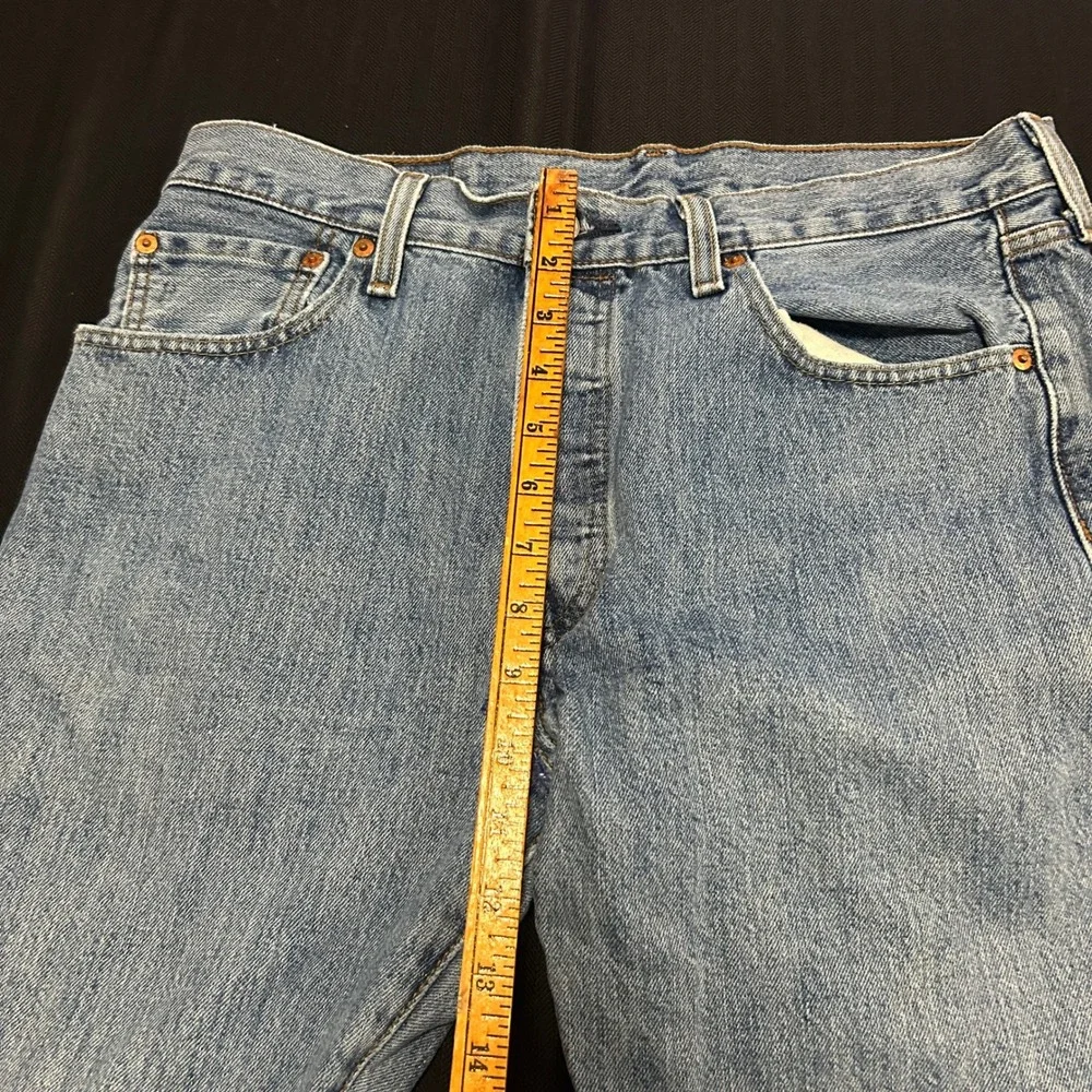 Levis 501 Original Fit Mens Jeans W33 L32 Light Wash Blue Straight Leg Denim